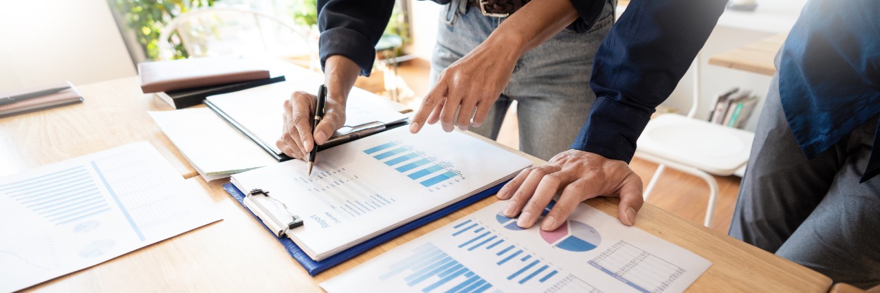 Business People Meeting to analyse and discuss and brainstorming the financial report chart data in office, Financial advisor teamwork and accounting concept
